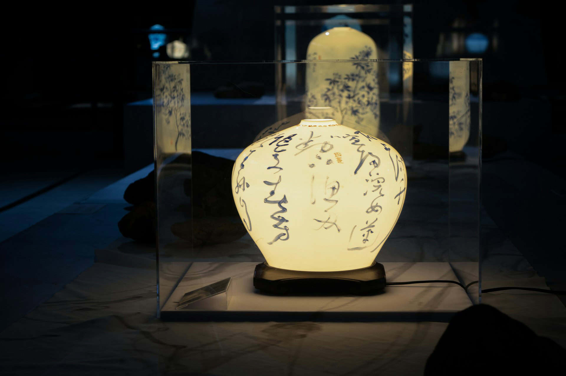 Choose a souvenir by watching how it is made