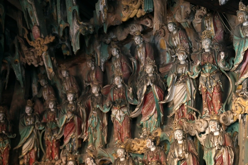 Leave the old streets for painted figures