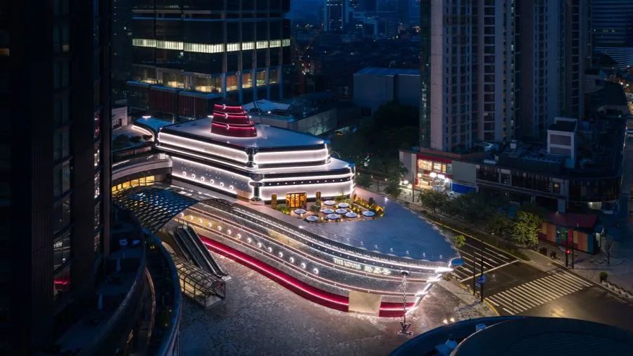 Board a ship in the middle of Shanghai