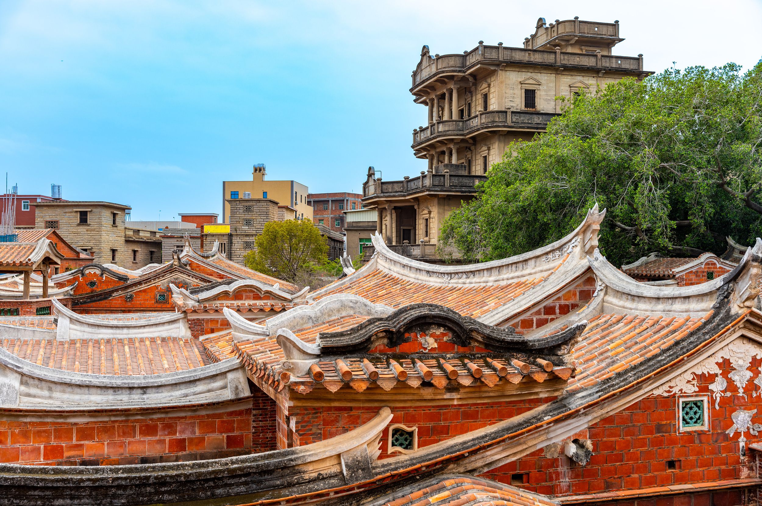Look for the overseas journey in village buildings