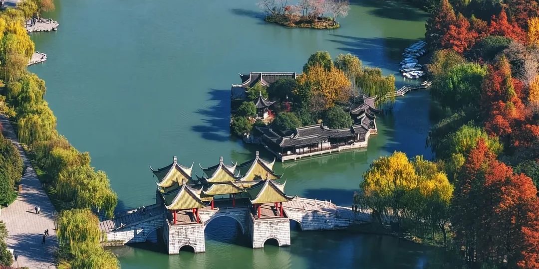 Yangzhou: lake gardens, temples and Dongguan Street